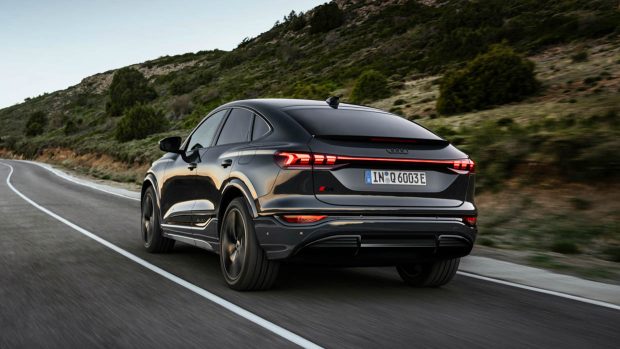 Vue de conduite 3/4 arrière de l'Audi SQ6 E-Tron Sportback 2024