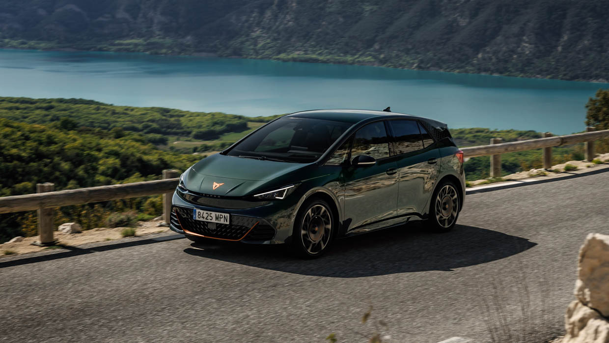 L'angle latéral de conduite de la Cupra Born VZ 2024 a tiré sur l'eau