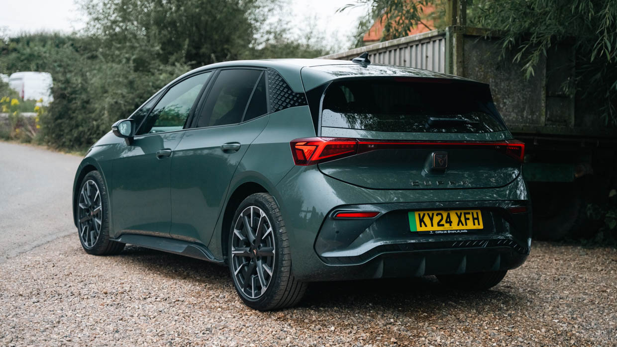 Vue statique 3/4 arrière de la Cupra Born VZ 2024