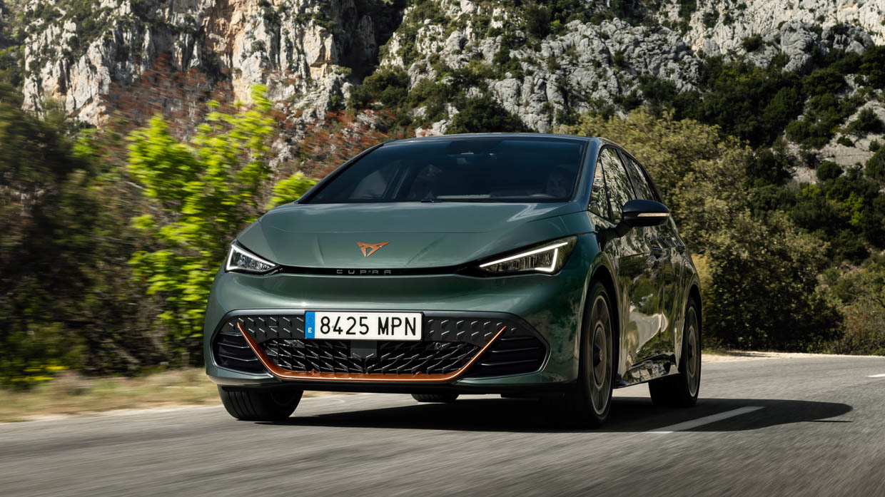 Prise de vue en contre-plongée de la Cupra Born VZ 2024