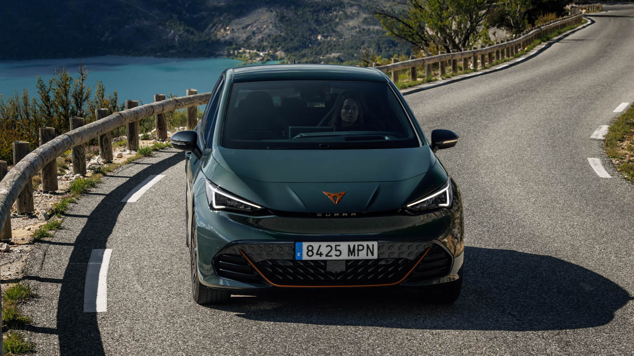 Route de montagne statique à angle avant Cupra Born VZ 2024