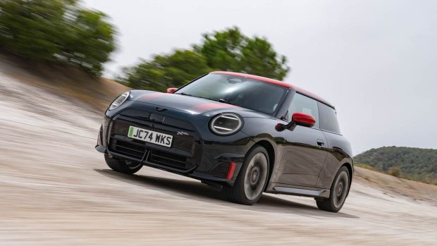 Vue de conduite 3/4 avant de la Mini Cooper JCW à hayon électrique 2025