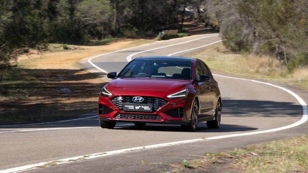 Vue de conduite de l'angle avant de la Hyundai i30 N Line 2024, photo 6