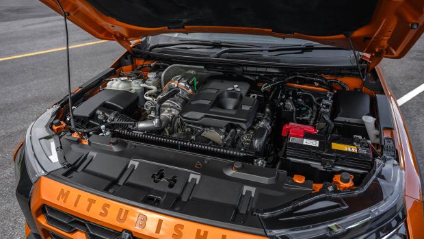 Compartiment moteur de la garniture phare du Mitsubishi Triton 2024