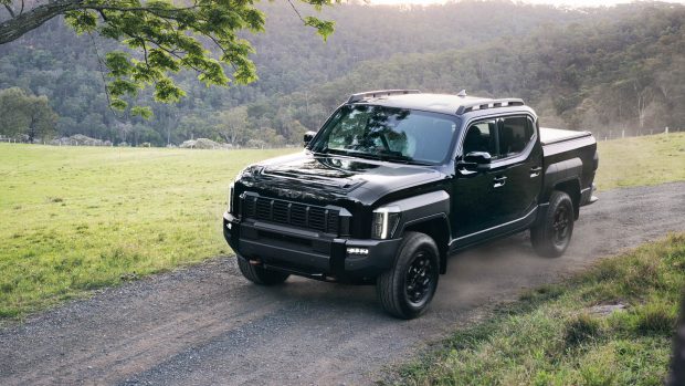 Vue de conduite 3/4 avant de la Kia Tasman 2025