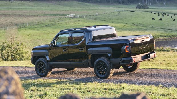 Prise de vue statique 3/4 arrière de la Kia Tasman 2025