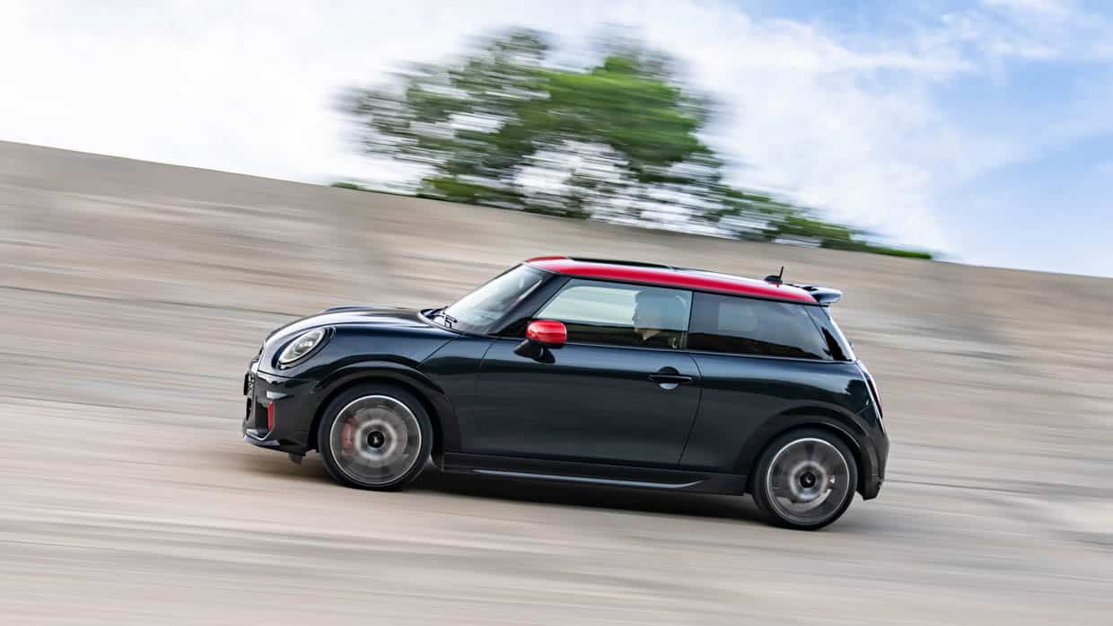 Actualités automobiles aujourd'hui : Mini JCW trois portes au prix de 57 990 $, l'UE fait pression pour des « passeports » de batterie, et plus encore – 11 novembre 2024