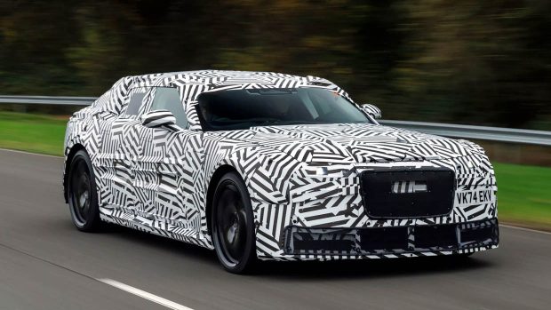 Prototype de voiture GT électrique à quatre portes Jaguar 2026, vue de conduite 3/4 avant