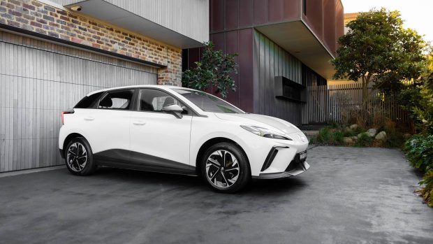 Prise de vue statique du profil latéral de la MG4 Excite 2023