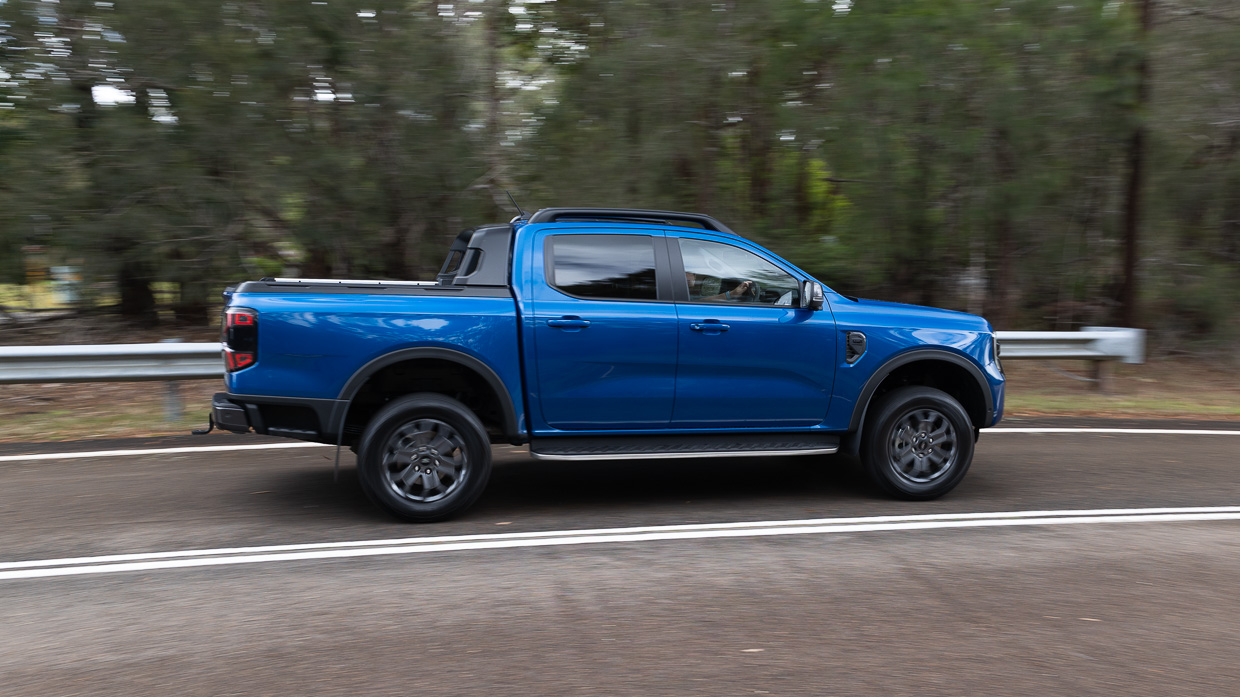 Coup de conduite du Ford Ranger Wildtrak V6 2024 dans les virages à angle latéral