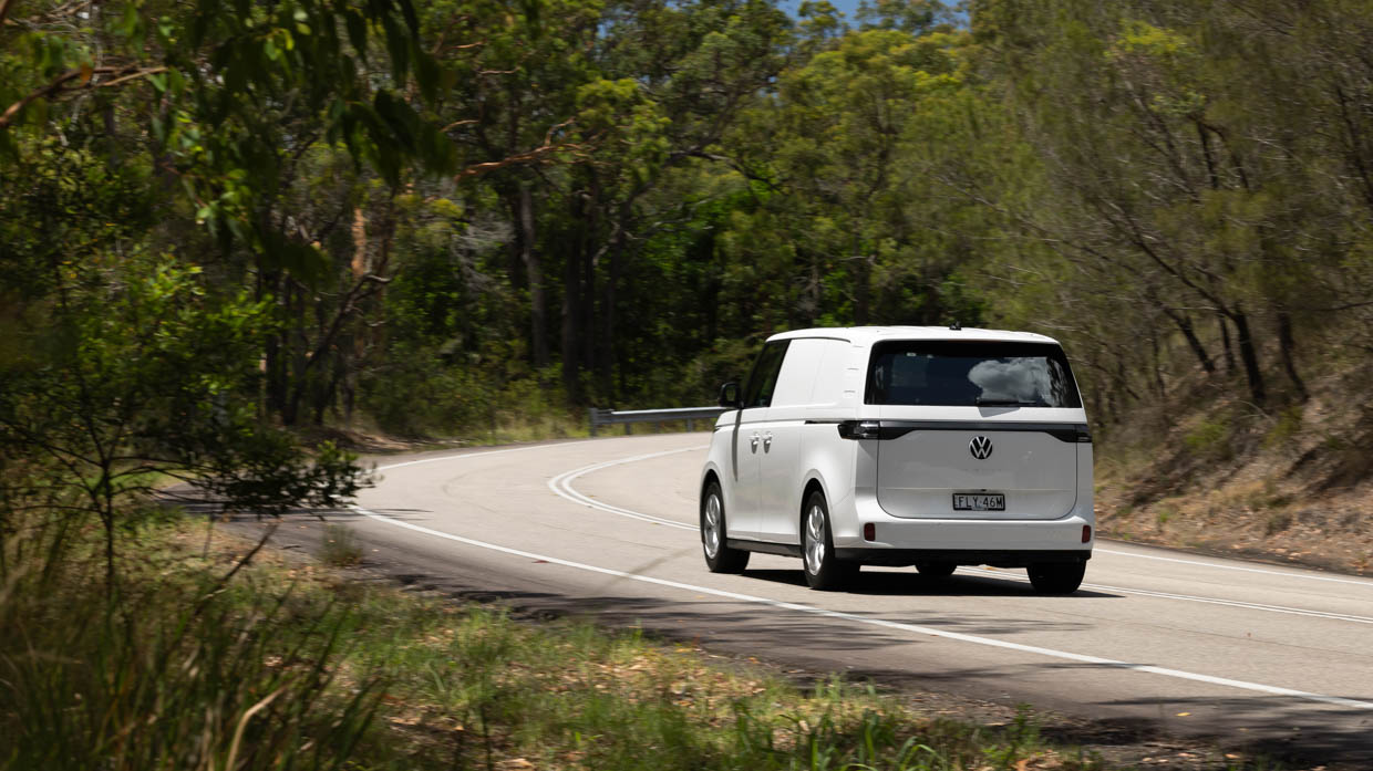 Volkswagen ID Buzz Cargo 2025 conduite arrière loin 2