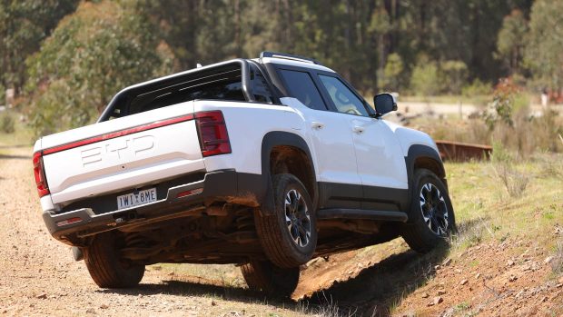 2025 BYD Shark 6, prise de vue hors route inclinée 2