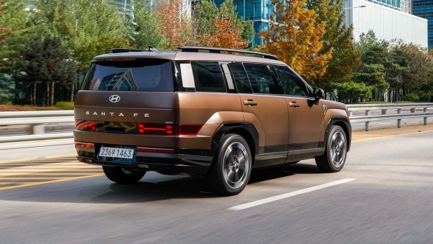 Hyundai Santa Fe 2024 conduisant sur l'autoroute à l'arrière