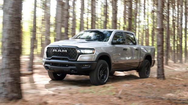Ram 1500 Rebel 2025 traversant la forêt