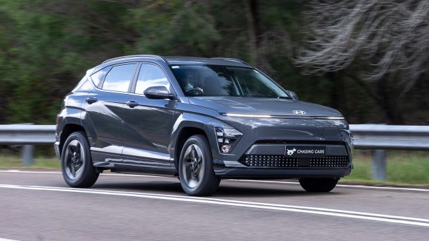 Hyundai Kona Electric 2024 conduisant avant 3/4 14