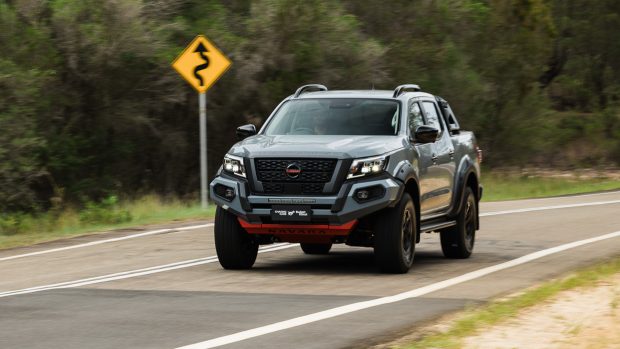 Nissan Navara Pro-4x Warrior 2025 conduisant Front 5