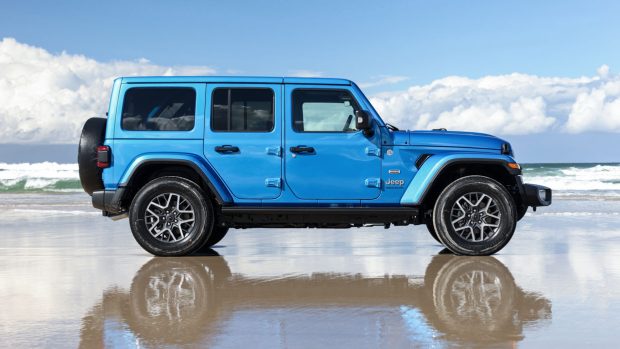 Jeep Wrangler Overland 2024 côté