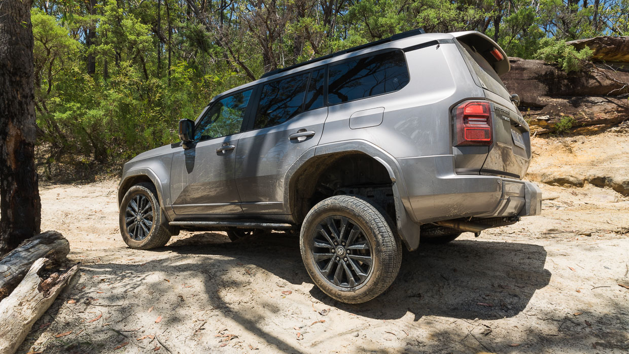 Toyota Prado Kakadu 2025 arrière 3/4 conduisant 8