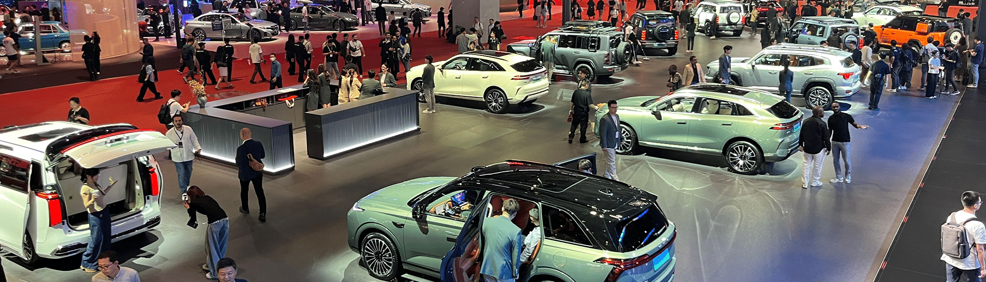 Warlords, femebots, voitures volantes et VUS électriques enveloppés de peluches. Nous échantillons les curieuses hors concurrence de Auto Shanghai 2025 | Avis