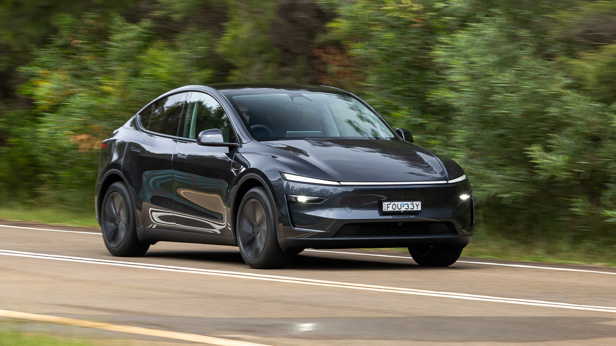 Tesla modèle y 2025 conduisant 22