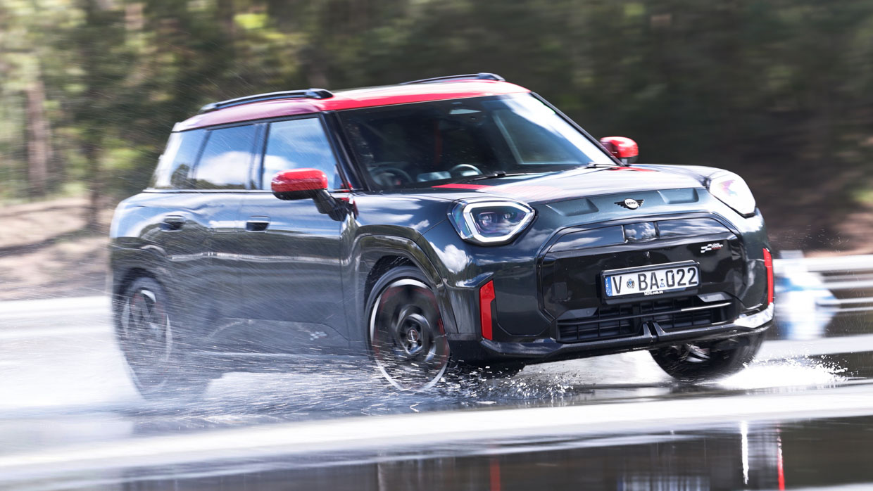 Mini Aceman JCW 2025 conduisant 3