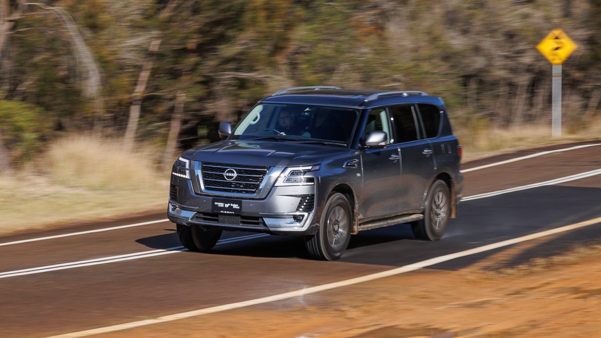 2024 Nissan Patrol Ti-l Front Angle passant devant la saleté