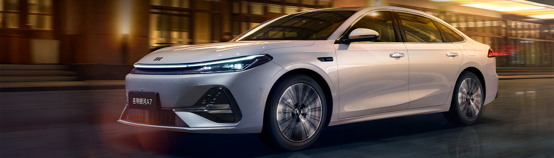 Premièrement regarder le rival Toyota Camry de Geely