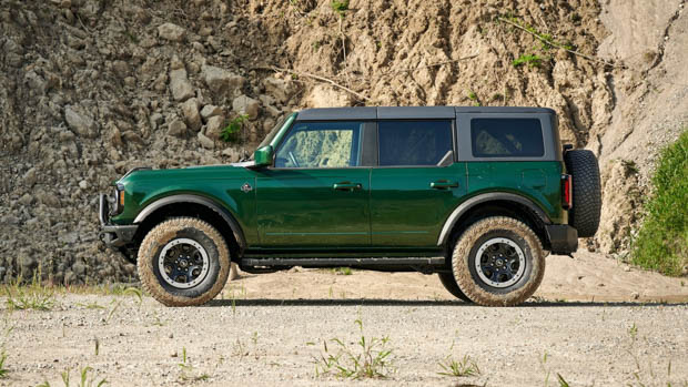 Ford Bronco 4 portes Profil latérale verte statique Shot