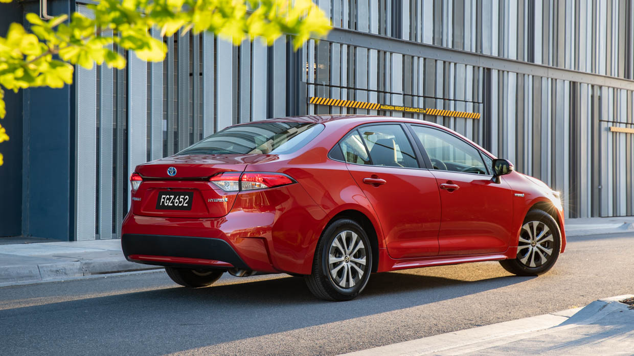 2020 Toyota Corolla Ascent Sport hybride Orange arrière 3/4 statique