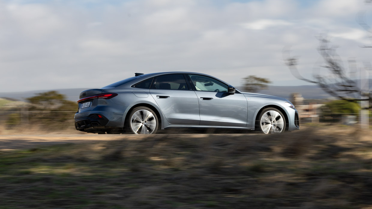 Audi A5 TFSI 2025 conduisant 6