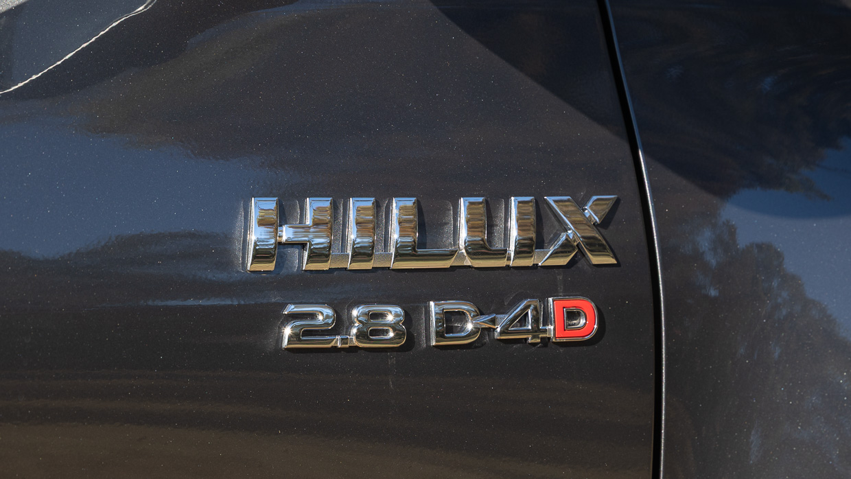 Badge Toyota Hilux SR5 2025