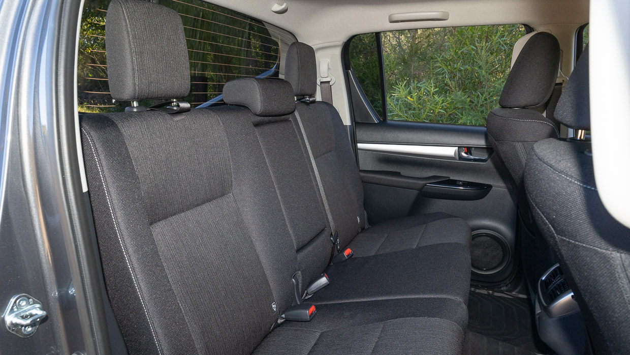 Toyota Hilux SR5 2025 siège arrière