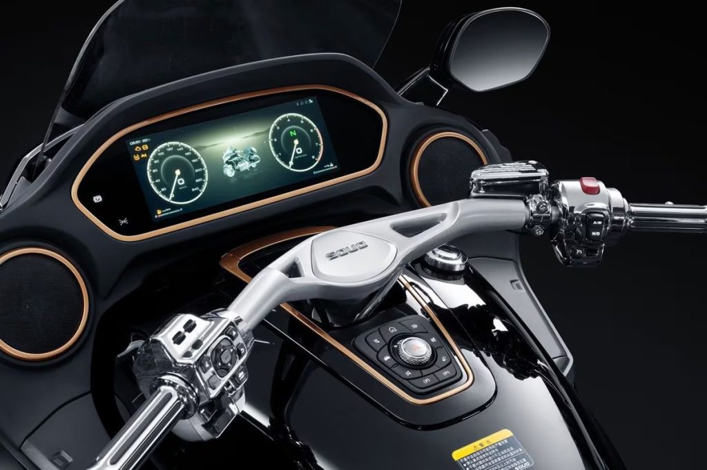 L'enorme display TFT è molto simile ai nuovi schermi Road Glide e Street Glide di Harley-Davidson