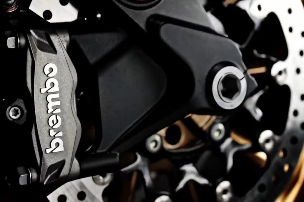 All'anteriore sono utilizzate pinze radiali Brembo a quattro pistoncini