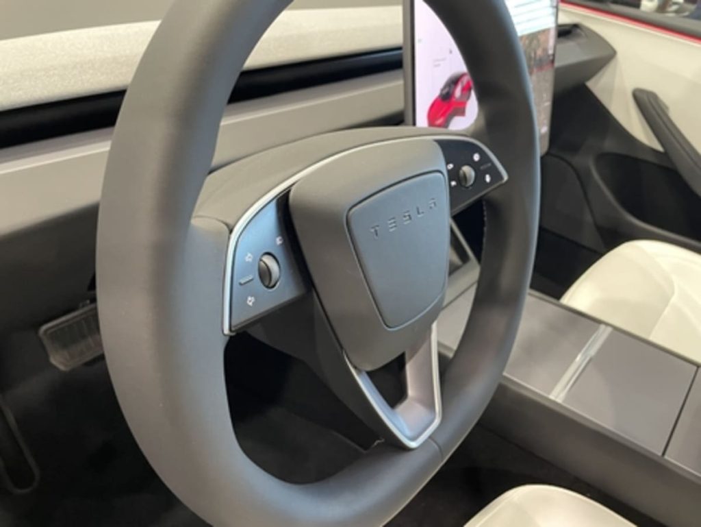 I comandi degli indicatori di direzione e dei tergicristalli si trovano sul volante