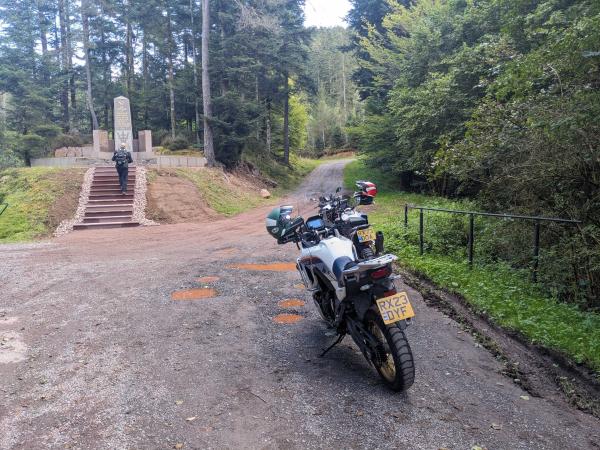 Honda XL750 Transalp parcheggiata su una pista sterrata