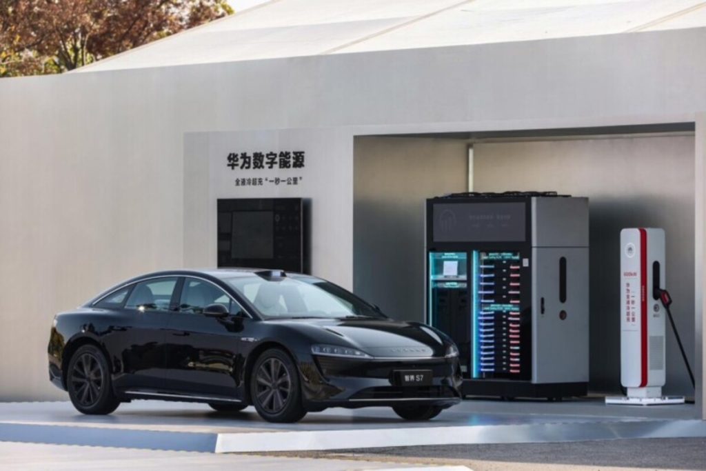 La berlina riposa sul telaio Huawei Touring