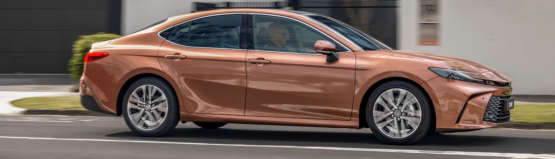 Toyota divise la gamme hybride dans les ruisseaux «efficacité» et les «performances», car les routiers hors des routiers et les voitures de sport poursuivent l'électrification