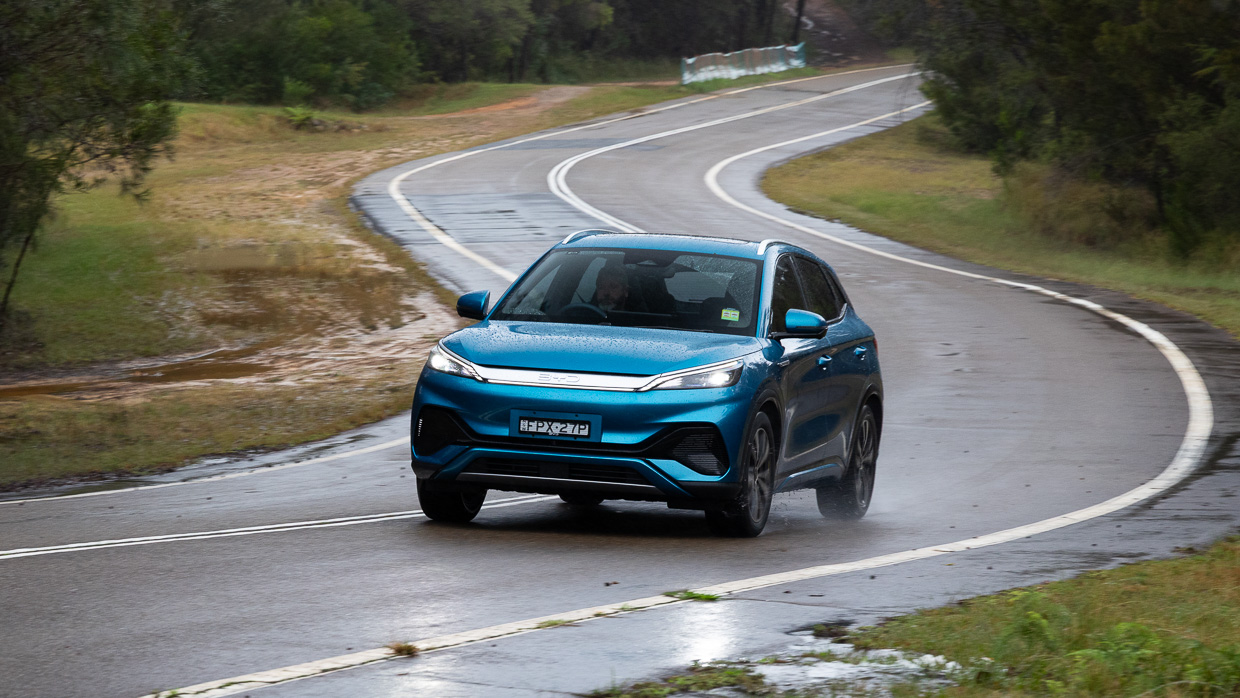 BYD ATTO 3 Premium 2025 conduisant 12