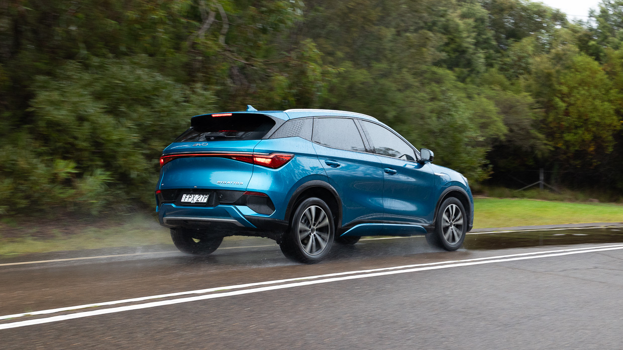 BYD ATTO 3 Premium 2025 conduisant 5