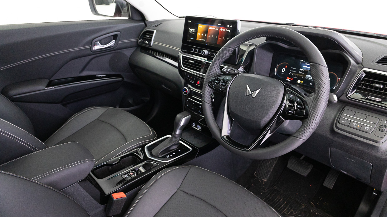 MAHINDRA XUV3XO AXL7 2025 intérieur