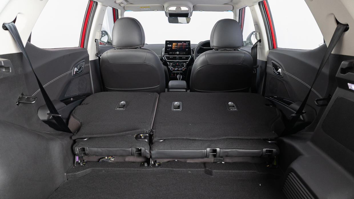 MAHINDRA XUV3XO AXL7 2025 BOOT INTÉRIEUR