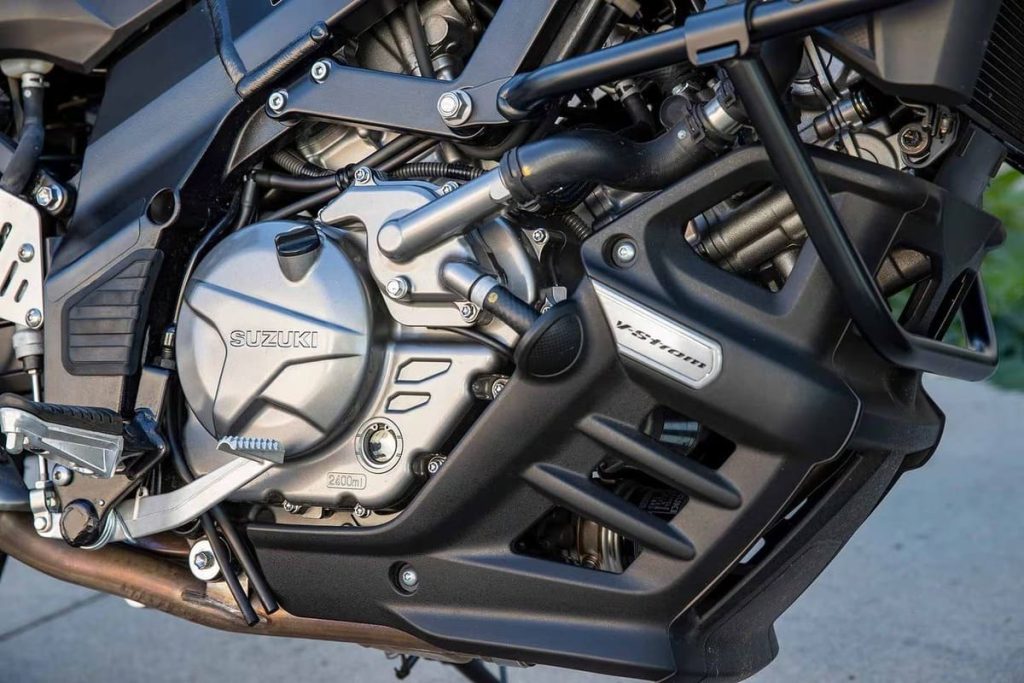 Il collaudato motore bicilindrico a V di Suzuki produce la coppia massima più elevata del trio