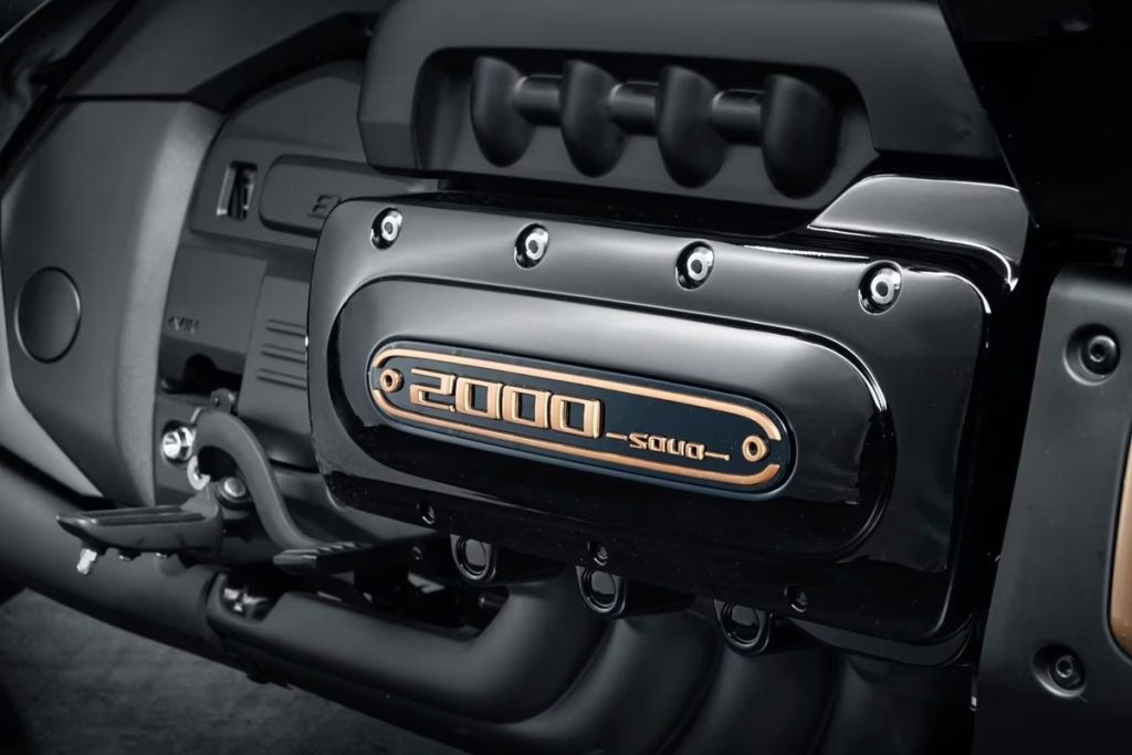 Ora sappiamo che il motore DOHC a otto cilindri piatti ha una cilindrata di circa 2.000 cc