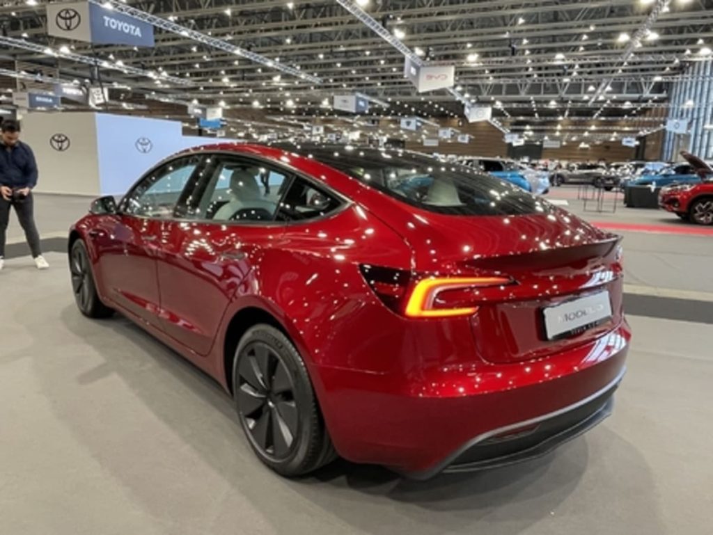 Il prezzo del Model 3 Propulsion esposto a Lione è di 42.990 €