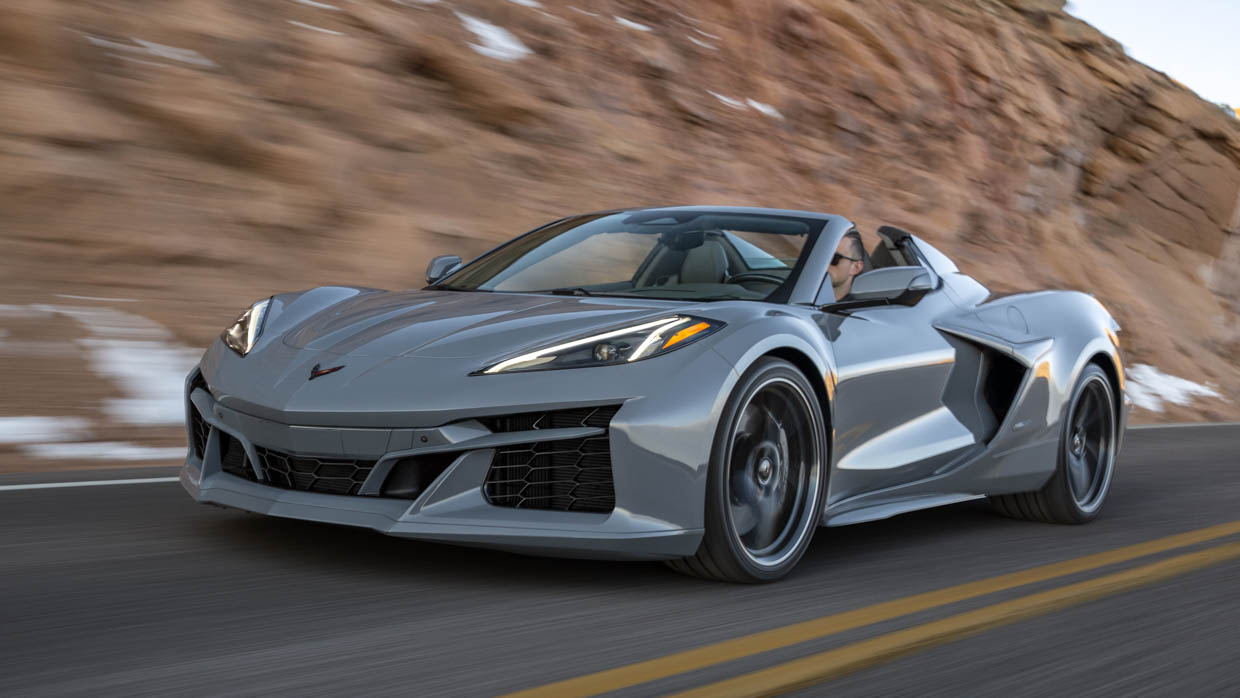 Chevrolet Corvette E-Ray 2024, vue de conduite à angle 3/4, avant grise