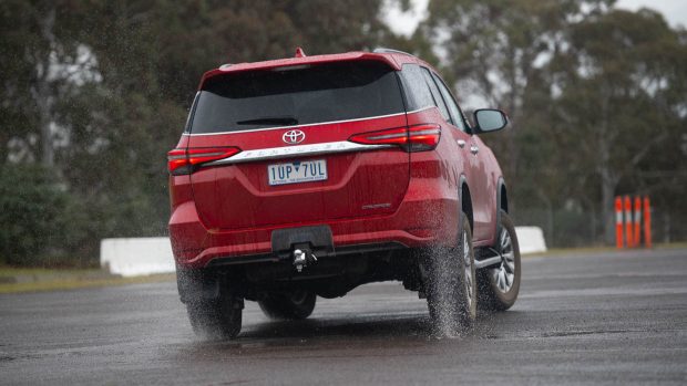 4WD Megatest Toyota Fortuner Crusade 2023 conduite arrière