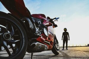 Comment débuter sur les routes entre le permis voiture et le permis moto ?