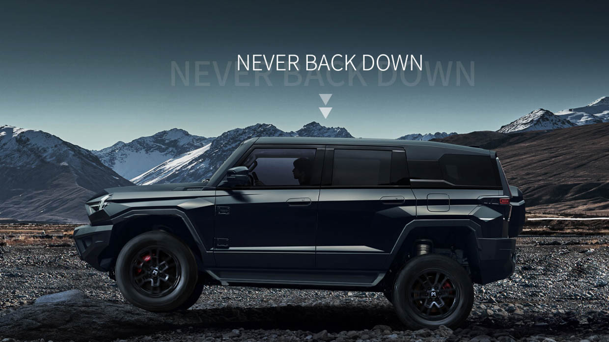 Profil latéral du tout-terrain Dongfeng MHero I tourné en peinture noire