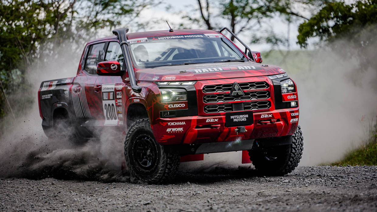 2024 Mitsubishi Triton AXCR rallye ute avant 3/4 4 poussière